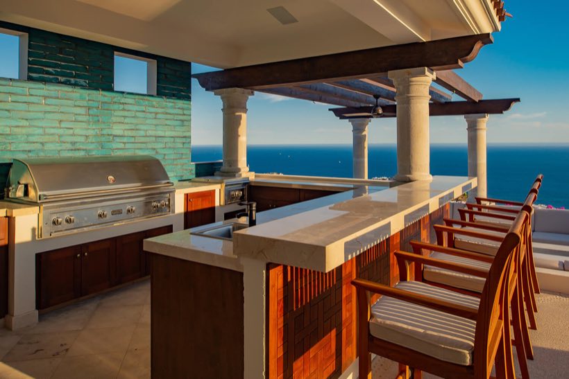 The grill and poolside bar